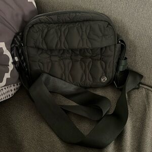 Lulu lemon crossbody with front and back pocket